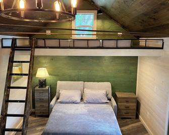 Remodeled Cabin on 40 private acres of Wind River frontage with R/V hookup.\n - Dubois - Habitació