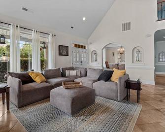 Candlelight Cottage - Huntersville - Living room