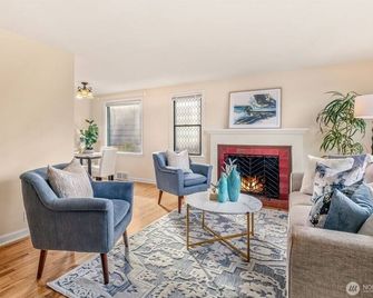 Family‑Friendly 3BR in Seward Park • Walkable • Coffee Shops • Restaurants - Seattle - Sala de estar