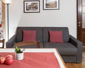 HelloChalet - Maison Maquignaz with boot-warmer, 100m skibus - Valtournenche - Living room