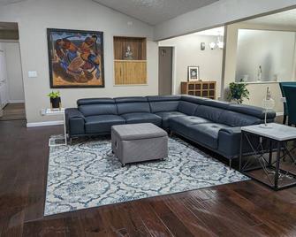 Modern Luxe Family & Groups Friendly Bungalow with Patio & Workspace - Marietta - Sala de estar