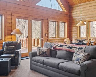 Private 3 Br Mountain Cabin | Ski-In/Ski-Out | Sleeps 12 | Balcony Deck - Boyne City - Living room