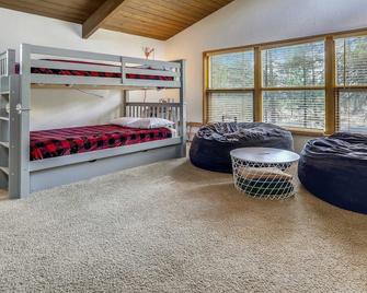 1 Crag-Sunriver, Oregon: Hot Tub, Pet Friendly, Bbq, Wifi, Sharc Aquatics, Tubing Hill, Mt. Bachelor, Golf, Deschutes River, Tennis, Bike Paths - La Pine - Habitación
