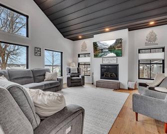 Modern Lake Home with game room and large patio in Spicer - Spicer - Sala de estar