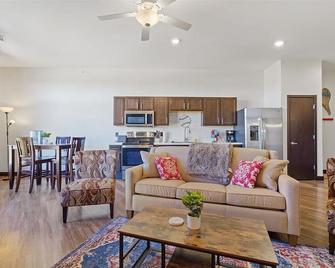 Dyersville Magic Condo #316 - Dyersville - Wohnzimmer