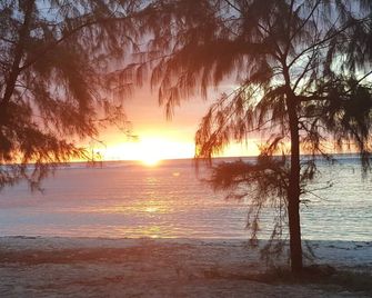 Saipan Beach Hotel - Garapan - Beach