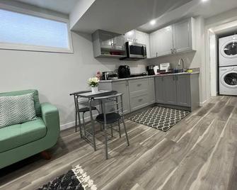 Exquisite Guest Suite in Regina - Regina - Kitchen