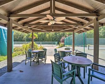 Lake & Pool Access: Spacious Home in Newland - Little Switzerland - Patio