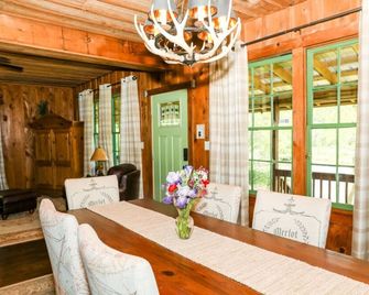 Hillside Hideaway by Buffalo Mountain Getaway - Meadows of Dan - Dining room