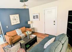 Cozy, Rustic Flat on Hambright's Alley! Cyclists Welcome! 1st Fl Unit A - Cumberland - Living room