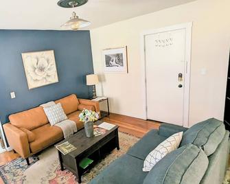 Cozy, Rustic Flat on Hambright's Alley! Cyclists Welcome! 1st Fl Unit A - Cumberland - Вітальня