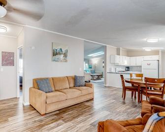 Single-level home with a washer/dryer, patio & grill - Gunnison - Living room
