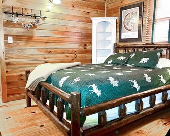 Guest Favorite! 701 Five Star Reviews | Pet Friendly | Walking Trail | Firepit - Cleveland - Bedroom