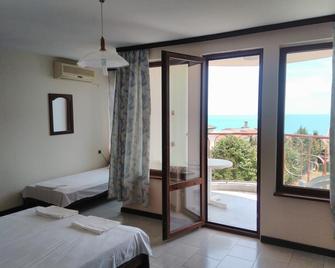 Lazur Hotel - Ravda - Schlafzimmer