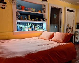 Lemon Drop Cottage a private cottage getaway - Greenfield - Bedroom