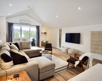 Big Bear Chalet, modern home on Mount Washington - Black Creek - Living room