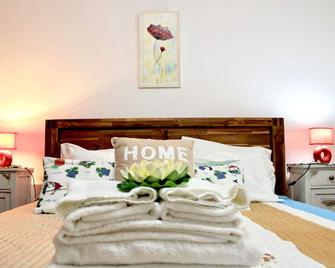 One Doubleroom 18m King size bed 2.00 x 1.60 m, swimming pool, wi-fi and parking. - Lagoa - Schlafzimmer