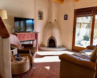 Cute as a button downtown condo with hot tub - Taos - Living room