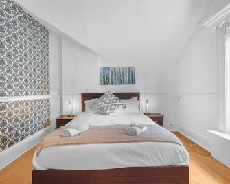 Mins to Beach Downtown 5BR w Pool Patio and BBQ - Cobourg - Bedroom