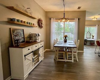 Large Family Cottage, King Master on Main, Downtown Newnan, Quiet Cul-de-Sac - Newnan - Jídelna