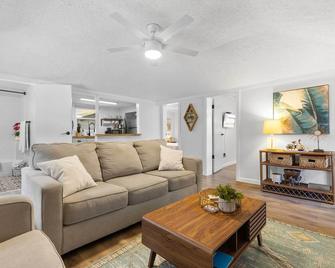 4 Mi to Dtwn Jensen Beach Cottage - Jensen Beach - Sala de estar