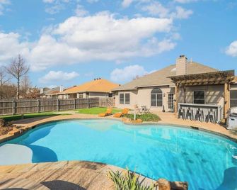 Elite 4br 2ba Holiday Home With Hot Tub, Pool, And Bbq - Haltom City - Pool