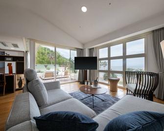 Marissa Resort Sazanseto Suo-Oshima - Suo-Oshima - Living room
