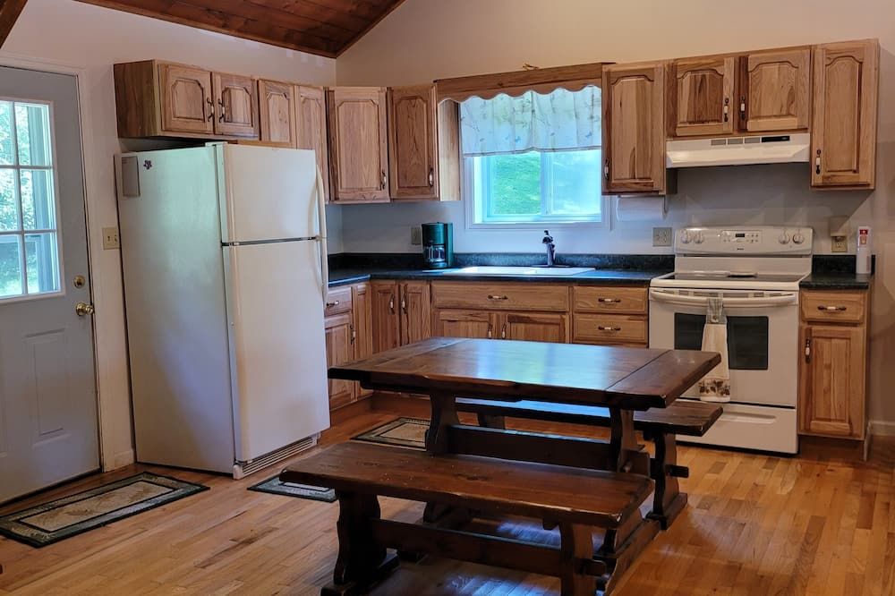 Family and Pet-Friendly, Charming Cabin