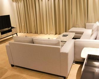 أجنحة انفنتي و شقق انفنتي تاور المنامة - المنامة - غرفة معيشة