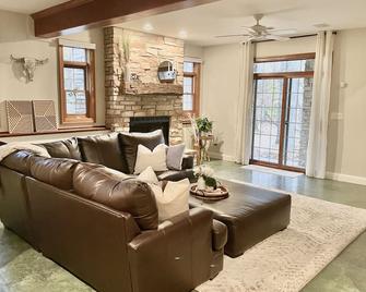 Private Forest Road to Upscale Lodge w/ Hot Tub, Sauna, Golf Cart, Bocci Court - New Buffalo - Лоббі