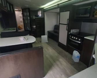 Camper sleeps up to 10, pets and atv friendly, backyard pool, local attractions - Norwood