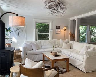 Renovated Catskills Farmhouse - hiking, swimming, quaint towns, 1st floor living - Denver - Sala de estar