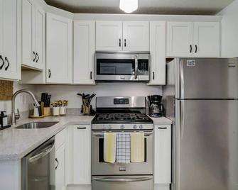 Bright & Cozy Modern Studio, Fast WiFi, Quiet, Walkable to University of Portland - Portland - Kitchen