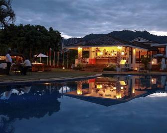 Shangri-La Village Resort - Pokhara - Pileta