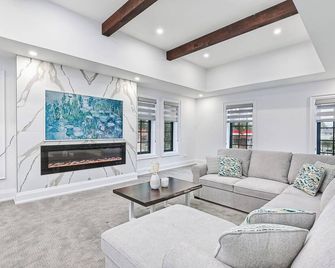 Downtown Collingwood Condos - Collingwood - Living room