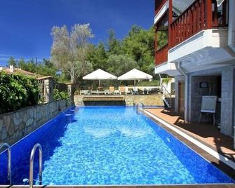 Akyaka Summer Otel - Akyaka - Piscina