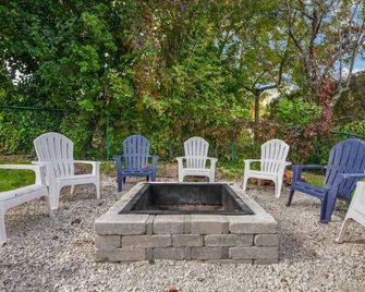 King Bed | Crystal Lake | Mchenry | Cary | Cozy - Cary - Patio