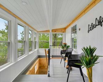 Lakeside Retreat in Orono, Maine - Orono - Balcony