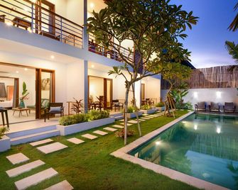 Echo Beach Villa and Apartment - North Kuta - Piscina