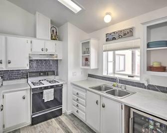 Peaceful Bullhead City Home with Patio and Pool! - Bullhead City - Kitchen