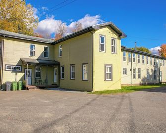 Massive Group Chalet w/ Spa, fireplace, 9 Bedrooms, Huge Spaces – Up to 35 - Stanstead - Building