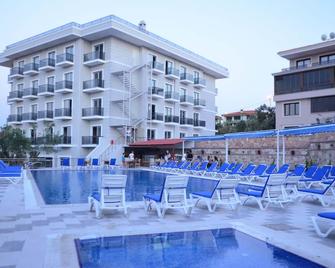 إليسا أوتل - ايفاليك - حوض السباحة