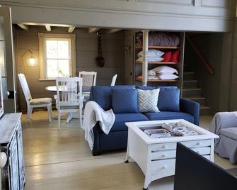 Up country guest house - Mono - Living room