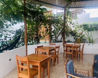Hostal White House Galapagos - פוארטו איורה - מסעדה