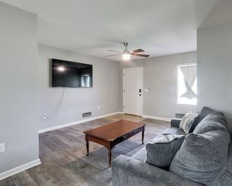 5 Mi to Zoo: Family Retreat in Wichita! - Wichita - Living room