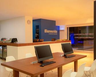 One Puerto Vallarta Aeropuerto - Puerto Vallarta - Front desk