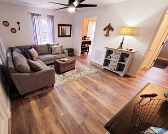 Charming Cottage Less Than 5 Miles To Downtown Blue Ridge - Blue Ridge - Вітальня