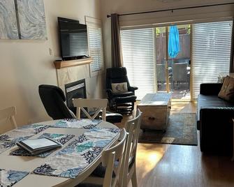 Mermaid Cottage Short Walk to Rathtrevor Beach. 3 Bedroom 2 Bathroom cottage. - Parksville - Dining room