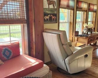 864 sq ft Rustic bunkhouse located on a working farm. Minutes from Skaneateles! - Skaneateles - Living room