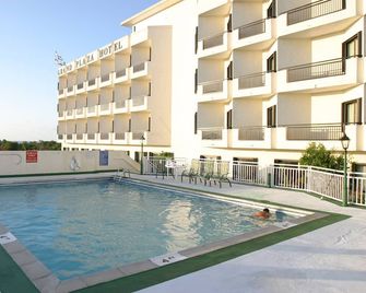 Grand Plaza Hotel - טאמונינג - בריכה